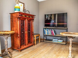 Separates Fernsehzimmer mit urgemütlichem Sofa