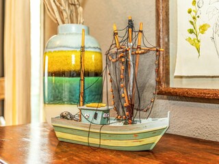 Separates Fernsehzimmer mit urgemütlichem Sofa