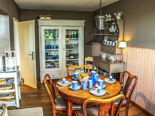 Große Küche mit toller Einrichtung im maritimen-englischen-Stil