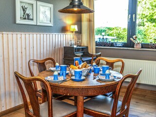 Große Küche mit toller Einrichtung im maritimen-englischen-Stil