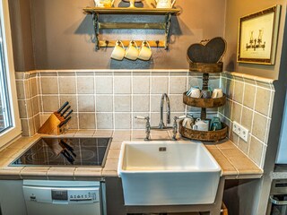 Große Küche mit toller Einrichtung im maritimen-englischen-Stil