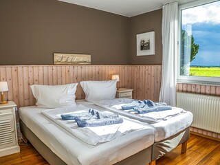 Schlafzimmer 1 mit kuscheligem Doppelbett im gemütlich, romantischen Schlafzimmer