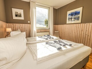 Schlafzimmer 1 mit kuscheligem Doppelbett im gemütlich, romantischen Schlafzimmer