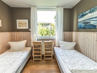 Schlafzimmer 2 mit zwei einzelnen, gemütlichen Betten im EG