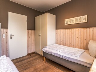 Schlafzimmer 2 mit zwei einzelnen, gemütlichen Betten im EG