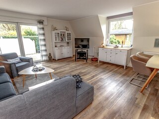 Großes, geräumiges und gemütliches Wohn- und Esszimmer mit viel Tageslicht