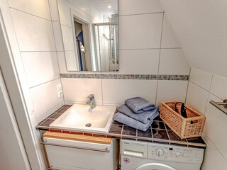 Modernes Badezimmer im Erdgeschoss mit Dusche und Waschmaschine