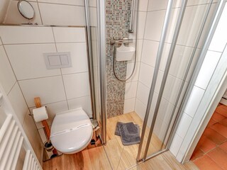 Modernes Badezimmer im Erdgeschoss mit Dusche und Waschmaschine