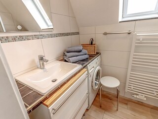 Modernes Badezimmer im Erdgeschoss mit Dusche und Waschmaschine