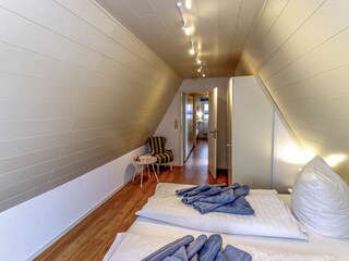 2. Schlafzimmer im 1 OG mit romantischen Doppelbett