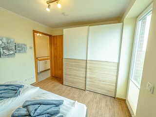 Erstes gemütliches Schlafzimmer im ersten OG mit Doppelbett