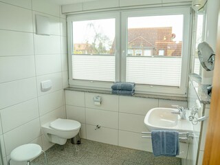 Badezimmer mit Dusche im ersten Obergeschoss