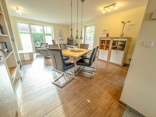 Großes, geräumiges Wohnzimmer, Esszimmer und integrierter Küche