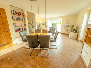 Großes, geräumiges Wohnzimmer, Esszimmer und integrierter Küche