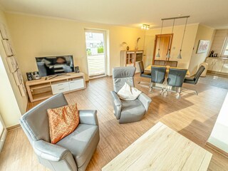 Großes, geräumiges Wohnzimmer, Esszimmer und integrierter Küche