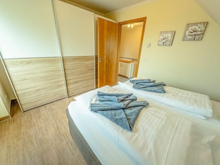 Zweites gemütliches Schlafzimmer im ersten OG mit Doppelbett