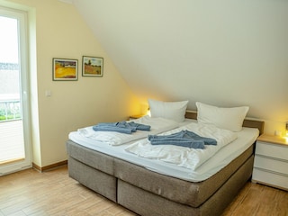 Erstes gemütliches Schlafzimmer im ersten OG mit Doppelbett