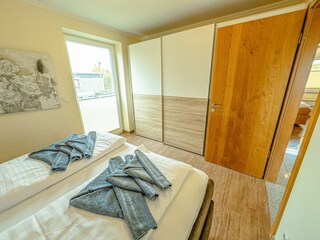 Zweites gemütliches Schlafzimmer im ersten OG mit Doppelbett