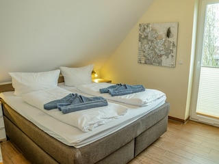 Zweites gemütliches Schlafzimmer im ersten OG mit Doppelbett