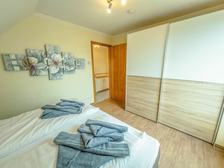 Erstes gemütliches Schlafzimmer im ersten OG mit Doppelbett