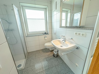 Badezimmer mit Dusche im Erdgeschoss