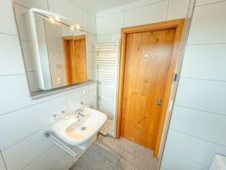 Badezimmer mit Dusche im Erdgeschoss