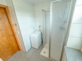 Badezimmer mit Dusche im Erdgeschoss