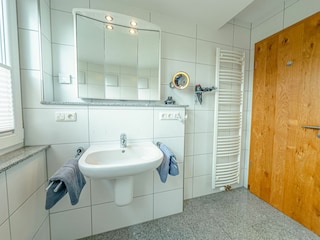 Badezimmer mit Dusche im ersten Obergeschoss