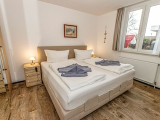 Modernes Schlafzimmer mit großem, gemütlichen Doppelbett