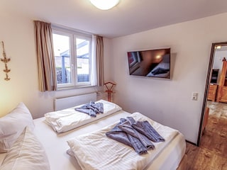 Modernes Schlafzimmer mit großem, gemütlichen Doppelbett