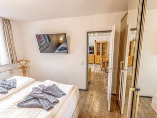 Modernes Schlafzimmer mit großem, gemütlichen Doppelbett