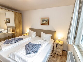 Modernes Schlafzimmer mit großem, gemütlichen Doppelbett