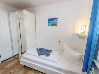 Modernes Schlafzimmer mit zwei gemütlichen Einzelbetten