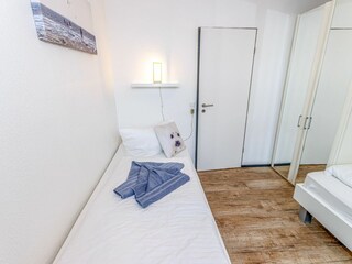 Modernes Schlafzimmer mit zwei gemütlichen Einzelbetten