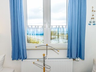 Modernes Schlafzimmer mit zwei gemütlichen Einzelbetten