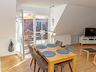 Gemütliches und helles Wohnzimmer mit integriertem Essbereich und schicker Küchenzeile