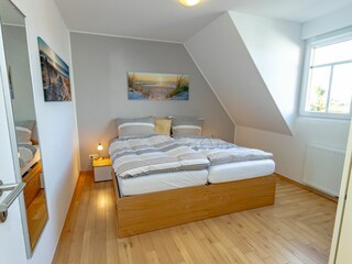 Gemütliches Schlafzimmer mit Doppelbett