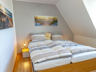 Gemütliches Schlafzimmer mit Doppelbett