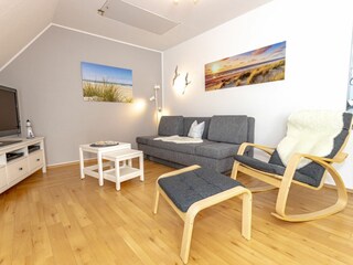 Gemütliches und helles Wohnzimmer mit integriertem Essbereich und schicker Küchenzeile