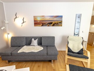 Gemütliches und helles Wohnzimmer mit integriertem Essbereich und schicker Küchenzeile