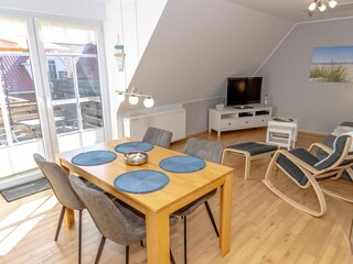 Gemütliches und helles Wohnzimmer mit integriertem Essbereich und schicker Küchenzeile