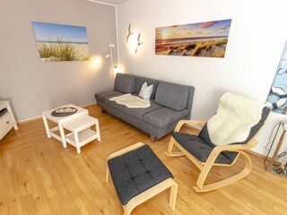 Gemütliches und helles Wohnzimmer mit integriertem Essbereich und schicker Küchenzeile