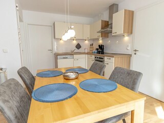 Gemütliches und helles Wohnzimmer mit integriertem Essbereich und schicker Küchenzeile