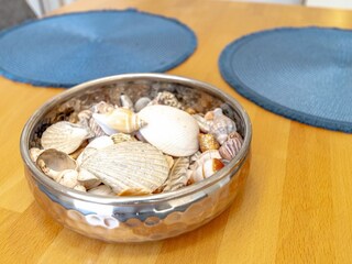 Gemütliches und helles Wohnzimmer mit integriertem Essbereich und schicker Küchenzeile