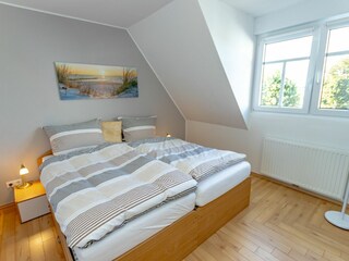 Gemütliches Schlafzimmer mit Doppelbett