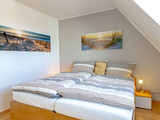 Gemütliches Schlafzimmer mit Doppelbett