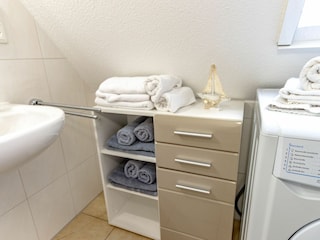 Helles Badezimmer mit Dusche, WC und Waschmaschine