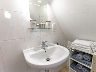 Helles Badezimmer mit Dusche, WC und Waschmaschine