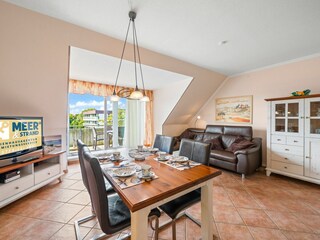 Wohnzimmer mit integriertem Essbereich