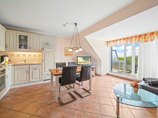 Wohnzimmer mit integriertem Ess- und Küchenbereich